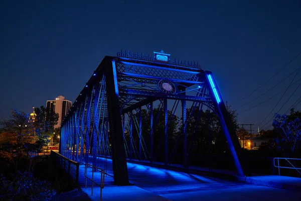 Iluminação Noturna Mostra Beleza Arquitetônica Wells Street Bridge Fort Wayne — Fotografia de Stock