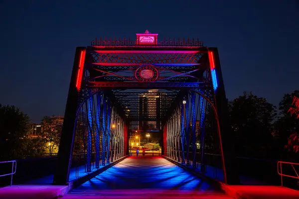 Vibrant Night Illumination Steel Truss Pedestrian Bridge Adorned Red Blue — Stock Photo, Image
