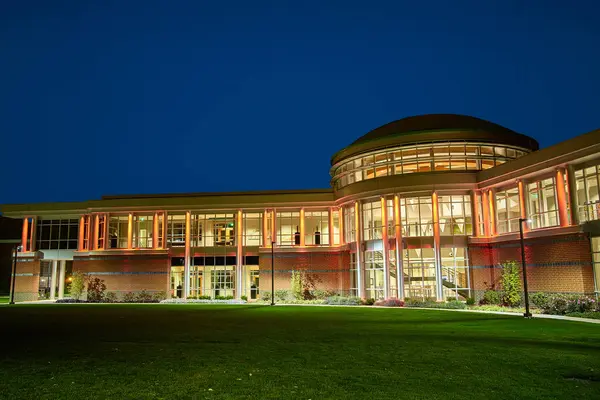 Moderní Vzdělávací Budova Soumraku Předvádějící Pozoruhodnou Architekturu Teplé Umělé Osvětlení — Stock fotografie