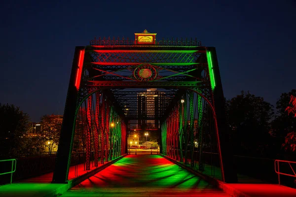 Vibrant Oświetlenie Przekształcić Zabytkowy Wells Street Bridge Pokazując Piękno Architektoniczne — Zdjęcie stockowe