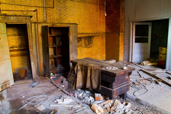 Endüstriyel Tarihin Çürüyen Kalıntıları Harap Olmuş Fabrikadaki Terk Edilmiş Soba — Stok fotoğraf