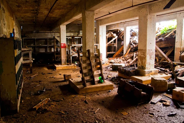 Vergessene Relikte Ein Eindringlicher Blick Einen Verlassenen Industrieraum Mit Verfallenden — Stockfoto