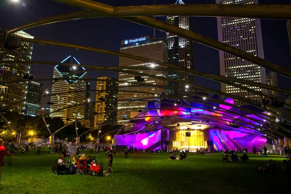 Parque Urbano Vibrante Atardecer Chicago Illinois Con Anfiteatro Moderno Que — Foto de Stock