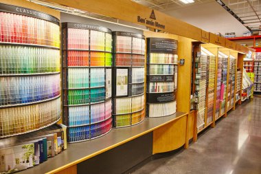 Benjamin Moore markasının yer aldığı iyi stoklanmış bir hırdavatçıda renkli boya örnekleri DIY ve yenileme projeleri için sonsuz seçenekler sunuyor..