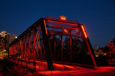 Twilight 'taki parlak kırmızı ışık saçan köprü Fort Wayne, Indiana' daki çarpıcı mimari ve şehir güzelliğini gözler önüne seriyor..