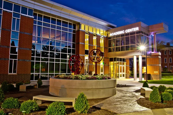 Vista Serena Crepúsculo Moderno Centro Acadêmico Fort Wayne Indiana Iluminado — Fotografia de Stock