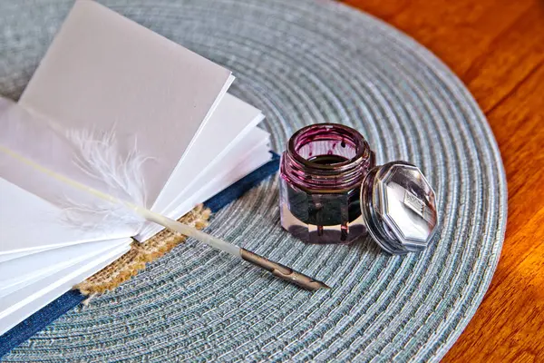 Capture Essence Traditional Writing Elegant Setup Featuring Stack Blank Paper — Stock Photo, Image