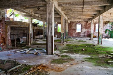 Doğa topraklarını geri alırken terk edilmiş bir sanayi bölgesinin rahatsız edici güzelliğini keşfedin. Çürümüş sütunlara, çökmüş tuğla duvarlara ve bu kentsel keşif görüntüsündeki dağınık enkazlara tanık olun..