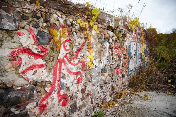 韦恩堡二百周年纪念地的这堵经风吹日晒的石墙抓住了城市衰败的本质 装饰着生气勃勃 褪色的涂鸦艺术 章鱼现在随着时间的流逝变得柔和了 它讲述了一个故事 — 图库照片