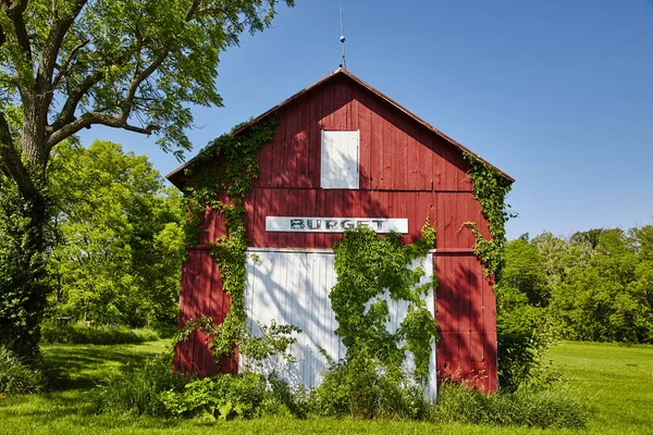 Rustic Red Barn Burget Sign Surrounded Lush Greenery Fort Wayne — Stock Photo, Image