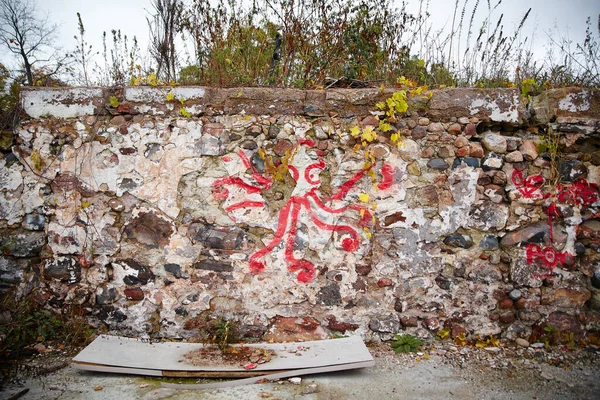 在被忽视的角落发现艺术 在印第安纳州韦恩堡一座废弃的二百周年纪念馆里 一只玩世不恭的红色涂鸦章鱼在装饰着城市衰败的风化石墙上占据了中心舞台 — 图库照片