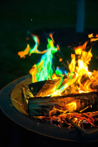 불꽃으로 활기찬 캠프파이어의 매혹적인 마법을 경험해 보세요 화려한 불꽃의 매혹적인 — 스톡 사진