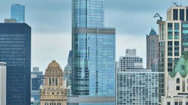 Büyük şehir merkezli Trump Tower Chicago hava aracı mavi pencereli gökdelenler inşa ediyor.