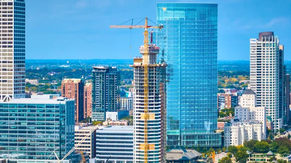 stock image Sunny 2023 aerial view of vibrant Milwaukee showcasing ongoing skyscraper construction and Northwestern Mutual building amid urban development