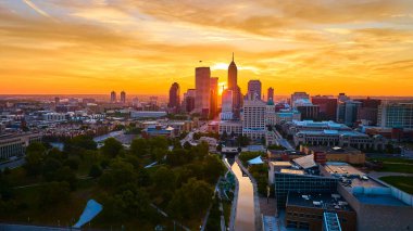 Indianapolis 'in Altın Saatteki Hava Görüntüsü - Modern ve Tarihsel Mimarinin Nehre Yansıyan Bir Karışımı