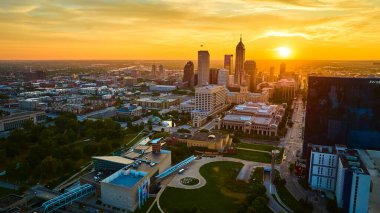 Şehir merkezi Indianapolis Skyline, Golden Hour 'da, DJI Mavic 3 ile Hava Aracı Çekimi