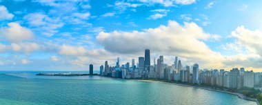 Chicago 'nun 2023 sayılı gökdelenli gökdelen manzaralı sakin Michigan Gölü' ne bakan insansız hava aracı tarafından ele geçirildi.