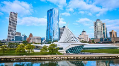 Milwaukee Rıhtımı 'ndaki Fütürist Sanat Müzesi Yansıtıcı Gökdelen ve Canlı Şehir Manzarası, Hava Aracı Görünümü