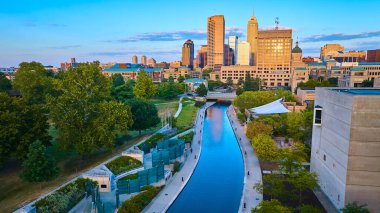 Indianapolis 'te Günbatımı Parıltısı: İHA tarafından yakalanan Kentsel Gelişim ve Kanal Hava Görüntüsü