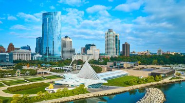 Milwaukees Modern Şehir Manzarası Iconic Quadracci Pavyonu, Michigan Gölü