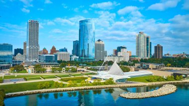 2023 yılında bir DJI Mavic 3 insansız hava aracı tarafından yakalanan Quadracci Pavyonu, Michigan Gölü ve dinamik gökdelenlerin yer aldığı Milwaukees modern şehir manzarası