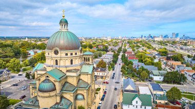 Milwaukee, Wisconsin 'deki tarihi Aziz Josaphat Bazilikası' nın havadan görünüşü eşsiz bir kubbe mimarisi, sakin şehir manzarası ve entegre şehir doğası sergiliyor..