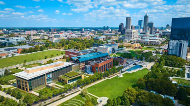 Indianapolis 'ten Bustling Skyline, 2023 - Hava Görüntüsü DJI Mavic 3 Drone tarafından yakalandı, Modern ve Geleneksel Mimarinin Vibrant Karışımını Yeşil Alanlar ve Su Kanalı Arasında Gösterme.