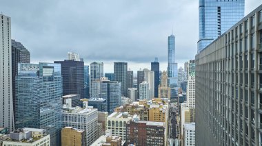 Şehir merkezindeki gökdelenin görüntüsü. Anteni turizmle birlikte Chicago Illinois 'de gündüz vakti seyahat ediyor.