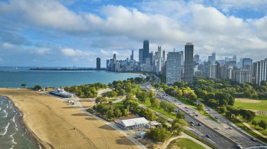 Kum Sahil Havalimanı görüntüsü Chicago şehir merkezi gökdelenleri ve Michigan Gölü, turizm