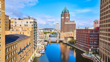 Vibrant Milwaukee Şehir Manzarası Havadan Görünümü, Manzaralı Nehir ve Eklektik Mimari, 2023