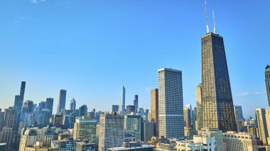 Chicago 'nun görüntüsü, IL hava şehri gökdelen binaları açık mavi yaz gökyüzü