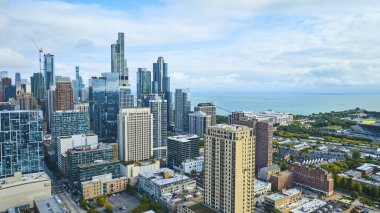 Chicago şehir merkezindeki büyük şehir binaları, gökdelenler, hava durumu, Michigan Gölü ile seyahat turizmi