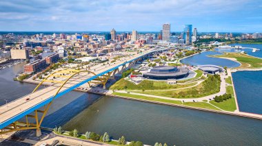 Daniel W. Hoan Anıtı Köprüsü 'nün Milwaukee' deki Michigan Gölü 'ne uzanan hava görüntüsü, Vibrant Urbanity ve Natural Tranquility, 2023