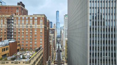 Havacılık şehir merkezindeki gökdelen binalarının görüntüsü, büyük şehir turizmi boyunca demiryolu ile seyahat, Chicago IL