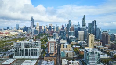 Chicago 'nun, IL' in şehir merkezindeki gökdelen binalarının görüntüsü. Gündüz büyük şehir manzaralı.