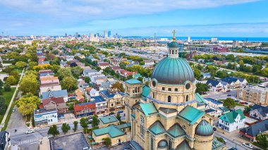 St.Josaphat 'ın Milwaukees Tarihi Bazilikasının Hava Görüntüsü, DJI Mavic 3 Drone tarafından yakalanan canlı bir Şehir Manzarası.