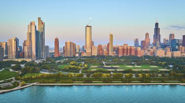 Michigan Gölü üzerinde Chicago kıyı şeridi ve gökdelenleri gökdelenli bir hava görüntüsü