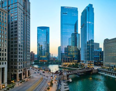 Chicago City 'de Altın Saat Parıltısı, Skyline ve Riverfront' un Modern Mimarisi Havadan Görünümü