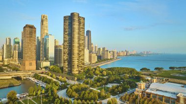 Addams Memorial Park 'ın görüntüsü. Chicago gökdelenleri. Şehir binaları üzerinde gündoğumu ışığı var.