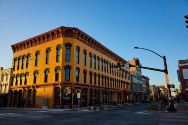 Patterson Bloklarını aydınlatan altın saat mimariyi süslüyor ve Indiana sokak manzarasını davet ediyor, tarihi cazibeyle canlı şehir yaşamını evlendiriyor..
