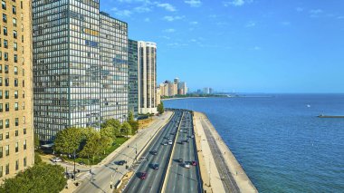 Muhteşem bir yaz gününde Michigan Gölü 'nün yanında yol turizmi olan Chicago sahili gökdelenleri.