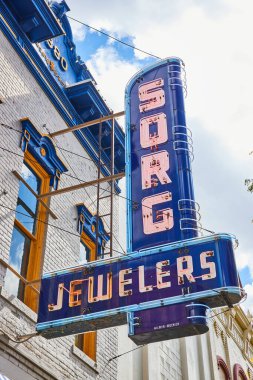 Beyaz tuğla bina, Goshen, Indiana 'ya bağlı mavi ve kırmızı ışıklı Retro floresan resmi