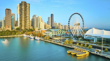 Chicago ile Donanma İskelesindeki Hava Yüzüncü Yıl Tekerleği 'nin görüntüsü. Yazın şafakta IL gökdelenleri.