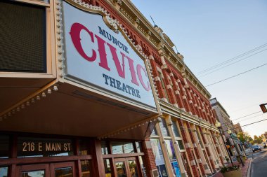 Indiana şehir merkezindeki Muncie Civic Tiyatrosu 'nun Klasik Büyüsü Altın Saat Gün Işığında Yakalandı