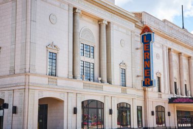 Elkhart, Indiana 'daki tarihi Lerner Tiyatrosu' nun gündüz manzarası.