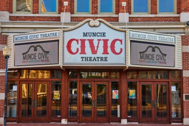 Muncie Civic Theatres geleneksel kırmızı tuğla cephesi gündüz görüşü, gençlik eğitimini ön plana çıkaran afişler ve 216 E Main Caddesi, Downtown Indiana, 2023 'e zarif giriş.