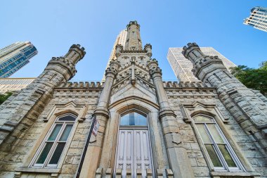 Chicago 'nun tarihi su kulesinin mavi gökyüzü, gökdelenler ve turizm altındaki mimari manzarası