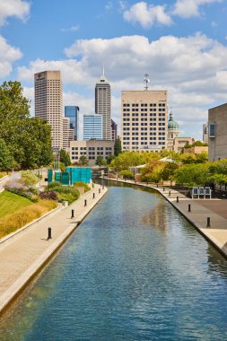 Indianapolis 'te Güneşli Gün - Modern ve Tarihsel Mimariyle Dinamik Gökyüzünü Yansıtan Huzurlu Kanal, 2023