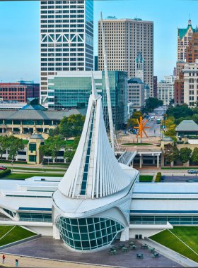 Milwaukee Sanat Müzesi modernisti Quadracci Pavyonu 'nun insansız hava aracı tarafından ele geçirilmiş panoraması, 2023