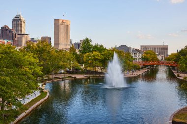 Serene Urban Park with Fountain Against Downtown Indianapolis Skyline, Yakalayıcı Doğa ve Şehir Hayatı Dengesi Altın Saat, 2023